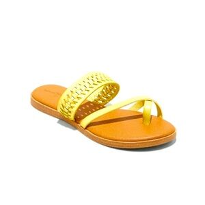 Universal thread green sandal